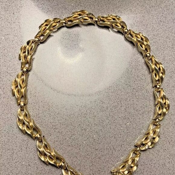 RARE VINTAGE SIGNED CROWN TRIFARI GOLDTONE 16 3/4" NECKLACE EXCELLENT CONDITION - Picture 12 of 16